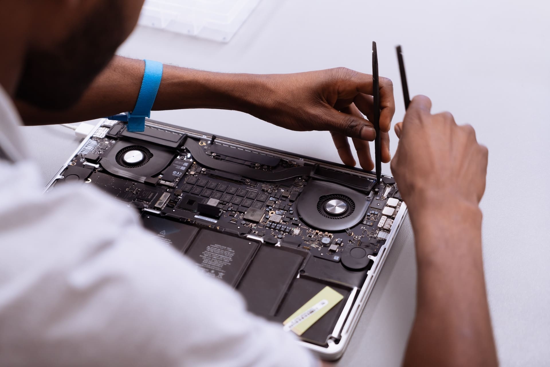 Macbook repair in Oman